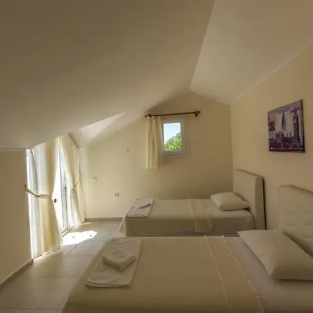 ölüdeniz'de Havuzlu Merkezi Konumda Villa Fethiye