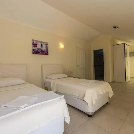 ölüdeniz'de Havuzlu Merkezi Konumda Villa