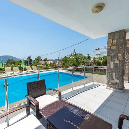 Villa ölüdeniz'de Havuzlu Merkezi Konumda Fethiye