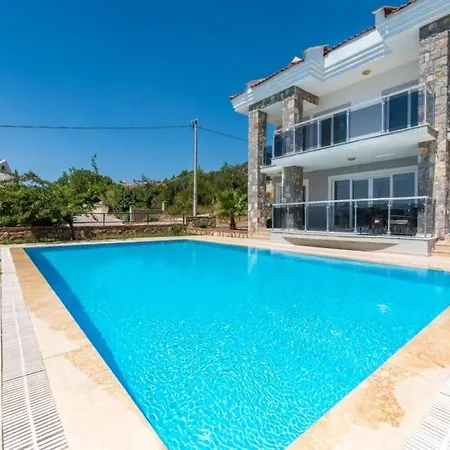 ölüdeniz'de Havuzlu Merkezi Konumda Villa Fethiye